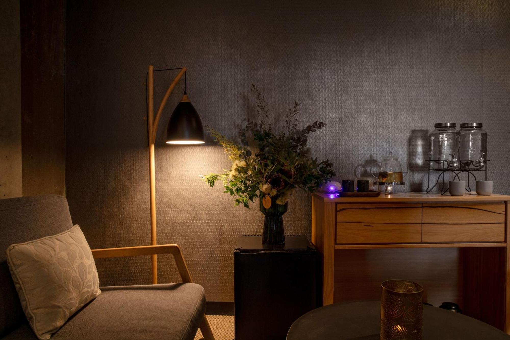 Peppers Silo Hotel Launceston Luaran gambar A floor lamp