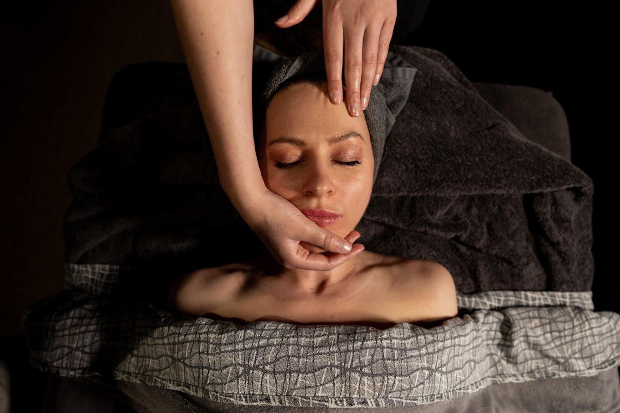 Peppers Silo Hotel Launceston Luaran gambar A woman receiving a facial massage
