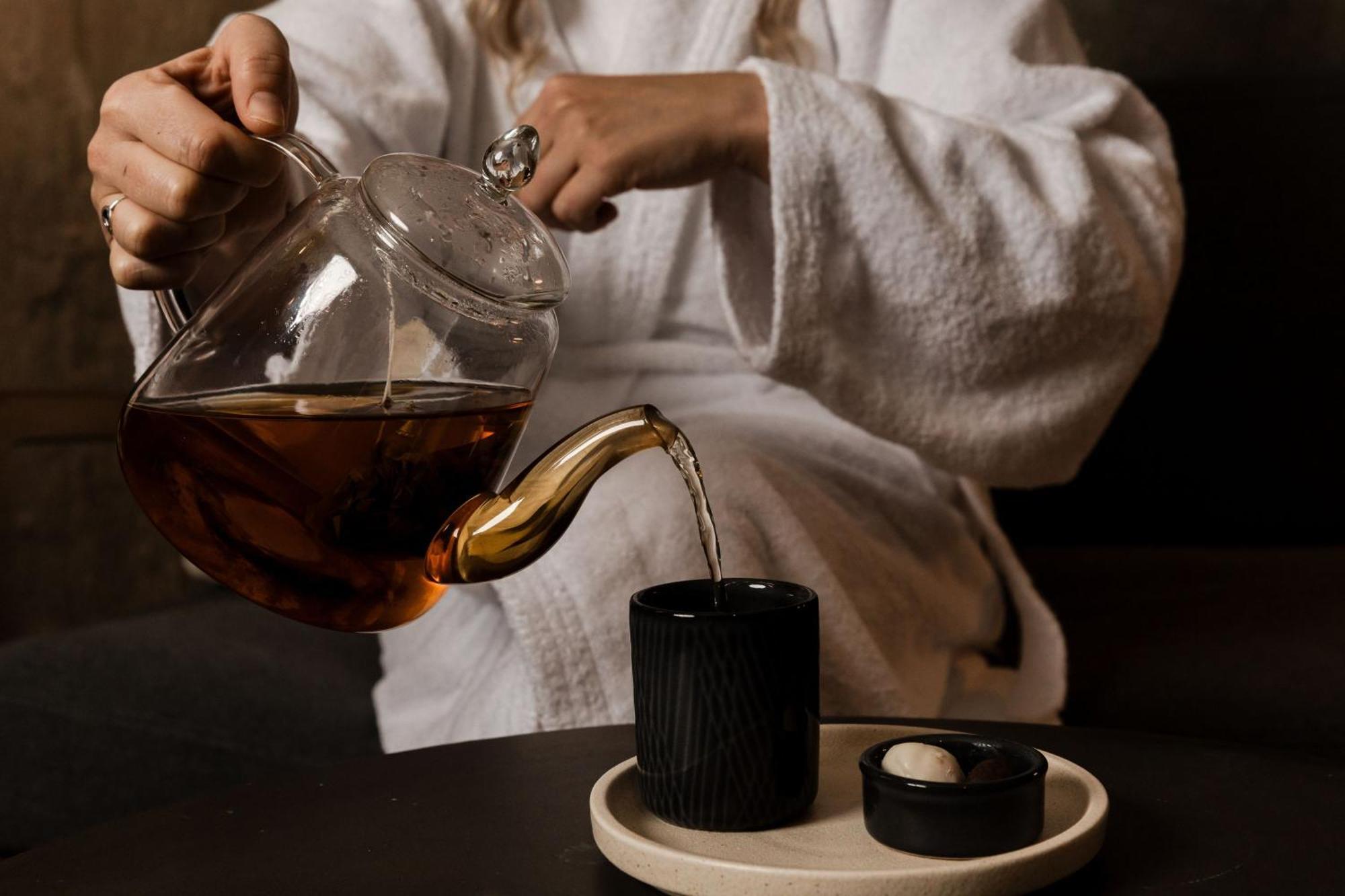 Peppers Silo Hotel Launceston Luaran gambar A woman pouring tea