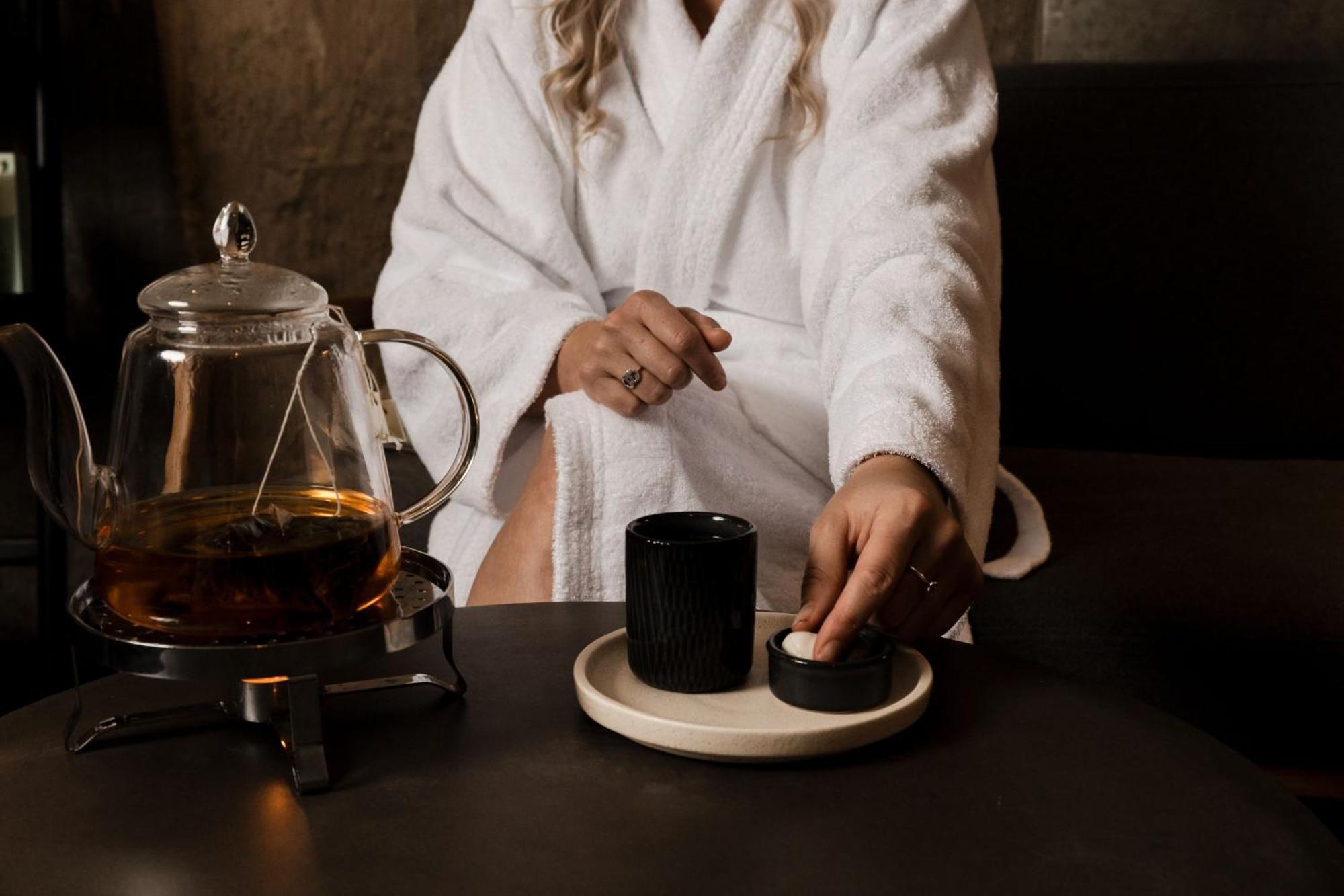 Peppers Silo Hotel Launceston Luaran gambar A woman wearing a bathrobe