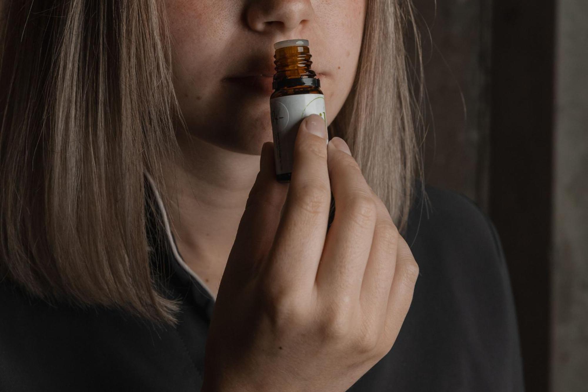 Peppers Silo Hotel Launceston Luaran gambar A woman smelling a bottle of essential oil