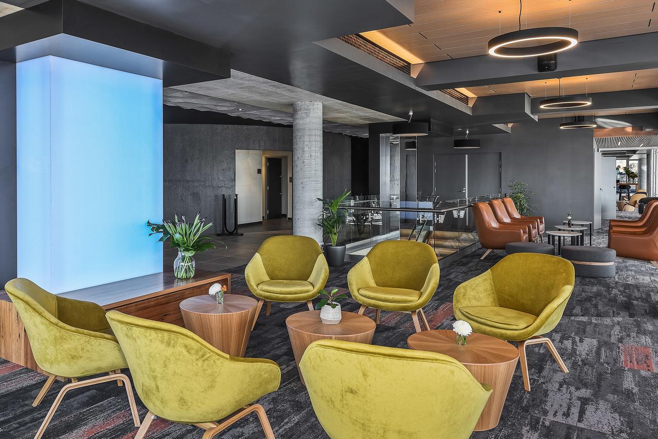 Peppers Silo Hotel Launceston Luaran gambar The lounge at the airport