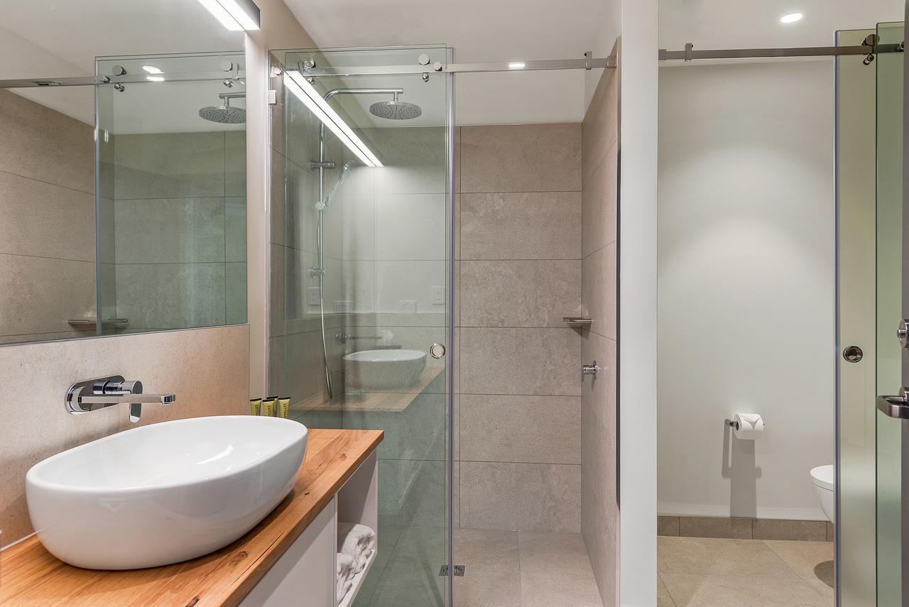 Peppers Silo Hotel Launceston Luaran gambar A shower with a sliding door