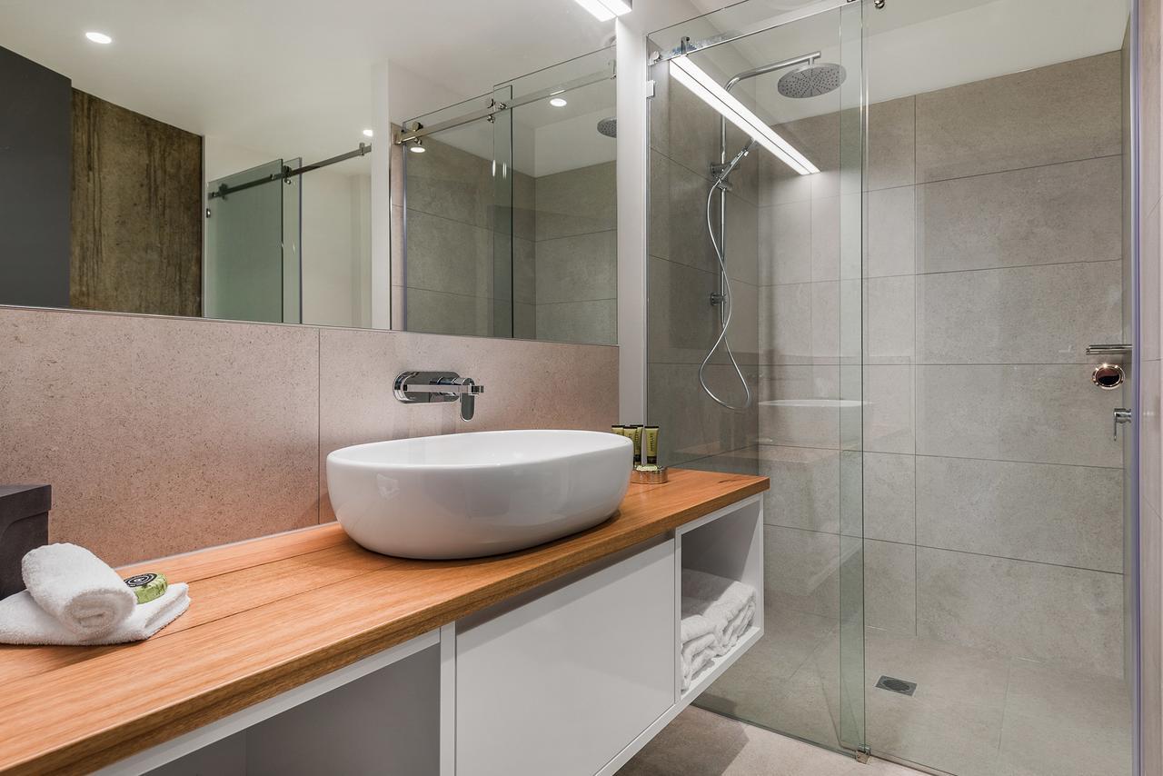 Peppers Silo Hotel Launceston Luaran gambar A modern bathroom with a shower enclosure