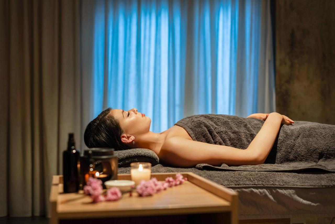 Peppers Silo Hotel Launceston Luaran gambar A woman relaxing at a spa