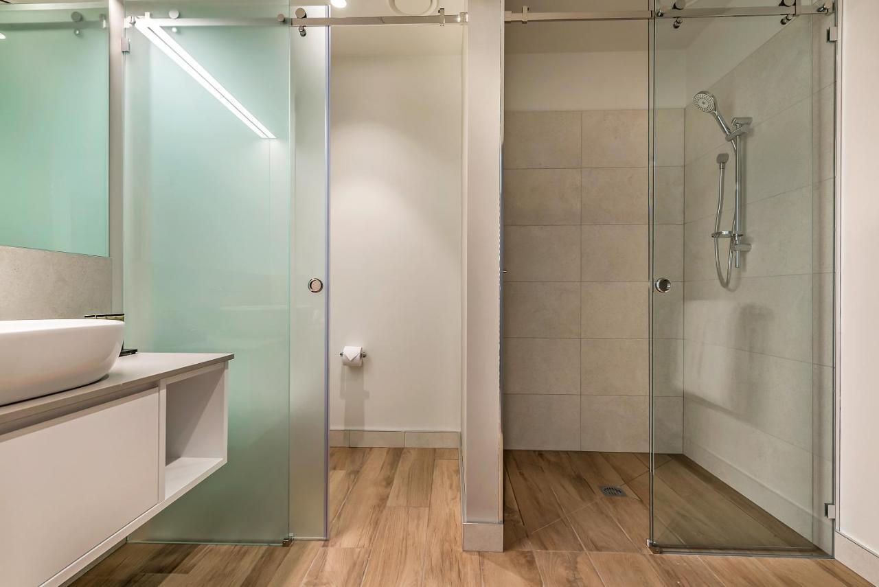 Peppers Silo Hotel Launceston Bilik gambar A shower door